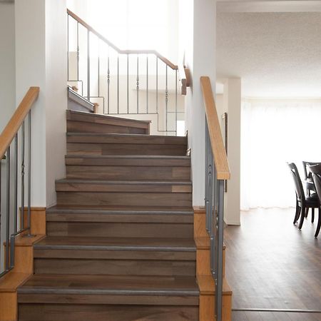 Elegant 6 Bedroom House Near U Of Manitoba Виннипег Экстерьер фото