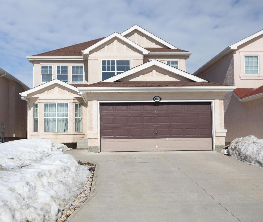 Elegant 6 Bedroom House Near U Of Manitoba Виннипег Экстерьер фото