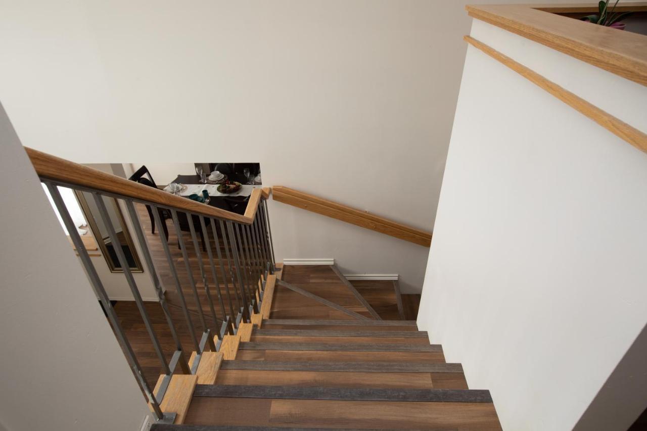 Elegant 6 Bedroom House Near U Of Manitoba Виннипег Экстерьер фото
